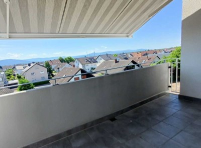 Moderne 3-Zimmer-Wohnung mit Balkon und Tiefgarage – Blick auf den Schwarzwald