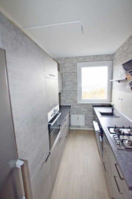 Einbauküche! 3-Raum-Wohnung mit Dusche, Aufzug, PKW-Stellplatz! Bezug sofort möglich!