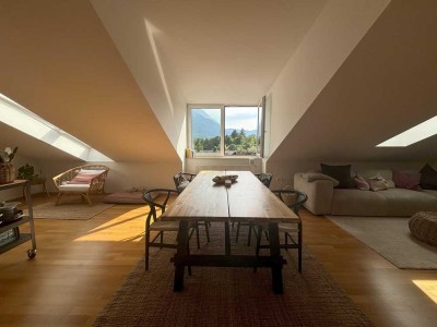 geschmackvolle Dachgeschoss-Wohnung 63qm / Bergblick / Parkett / EBK / provisionsfrei