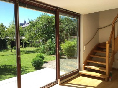 Lichtdurchflutete Maisonette-Wohnung mit Garten, Doppelgarage und Wintergärten – Ideal für Familien