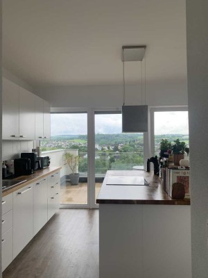 Exklusive Penthouse-Wohnung 3ZKB mit gehobener Innenausstattung und Balkon in exponierter Lage
