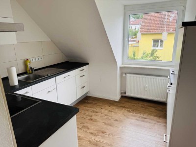 Modernisierte 2-Zimmer-Wohnung mit Einbauküche in Bad