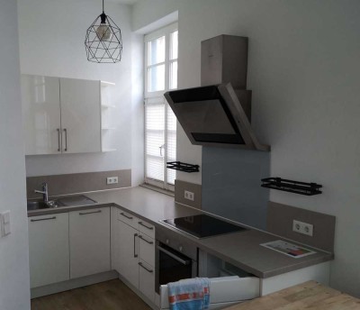Exkl. Single Wohnung im EG (Stadtzentrum) , EBK, Terrasse, Stellpl. am Haus, sucht solventen Mieter