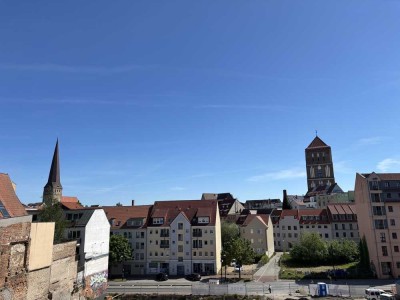Helle 3-Zimmer-Altbauwohnung mit Balkon in Top-Lage der Rostocker Innenstadt – ab 1. Juni!