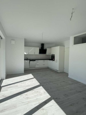 4-Zi.-Wohnung mit Terrasse, Einbauküche, großem Privatgarten