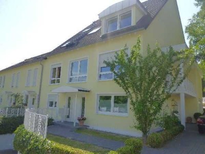 Tolle Dachgeschoss-Maisonettewohnung für Einzelperson mit Loggia, Parkett, schwarz-weißen Bädern.