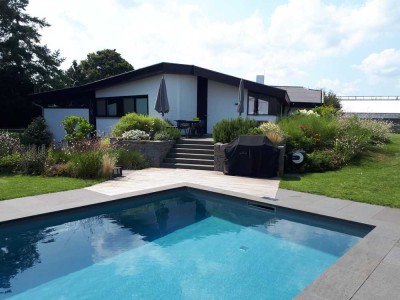 + VILLA IN AUSSERGEWÖHNLICHER LAGE + GROSSES GARTENANWESEN ++ GARAGEN + POOL + PKW STELLPLÄTZE +