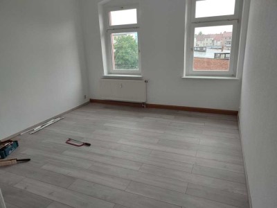 Attraktive 3 bis 4-Zimmer-Altbau-Wohnung mit Einbauküche und 2 Balkone in Gera