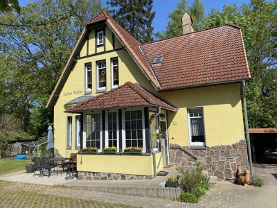 Stilvolle Villa mit Bungalow, Doppelcarport und großem Grundstück in idyllischer Lage zwischen Mürit