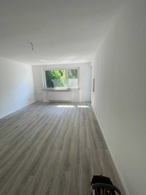 Moderne 3,5-Zimmer-Wohnung mit gehobener Ausstattung mit EBK und Balkon