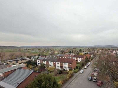 Lichtdurchflutete 2-Zimmer-Wohnung mit Balkon und Weitblick ins Leinetal.