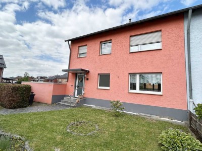 Ein- bis Zweifamilienhaus mit zwei Garagen, Terrasse und Garten in ruhiger Lage.