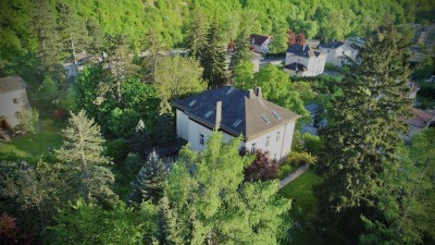 Mitten im Grünen &amp; im Villenviertel: exklusive Gartenwohnung mit ca. 930 m² Außenfläche, beheiztem Wintergarten, Pool, Luftwärmepumpe u.v.m.!