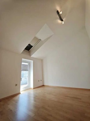 Traumhafte 3-Zimmer-Dachgeschoss-Maisonette mit Weitblick – Renoviert 2025