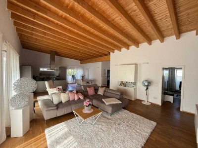 Stilvolle 4-Raum-Penthouse-Wohnung mit gehobener Innenausstattung mit Balkon und EBK in Flein