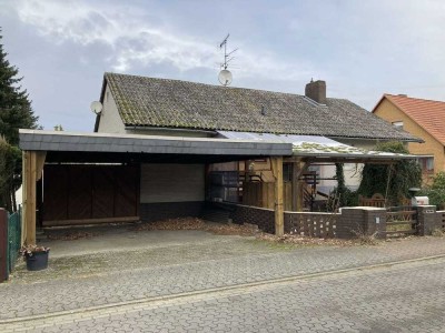 Einfamilienhaus mit Doppel-Carport und Nebengebäude in Ummern – Viel Platz für Ihre Ideen!