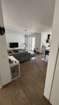 Suche Nachmieter für Moderne 2-Zimmer-Wohnung mit Balkon, Einb aukücheund TG-Stellplatz.