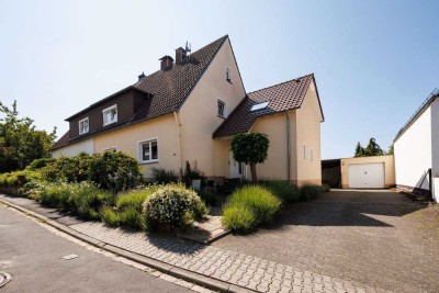 Wohnen mit Herz: Modernisiertes Familienidyll mit Obstgarten und Platz für mehrere Generationen