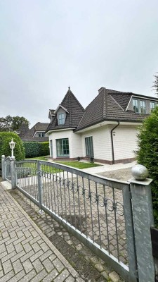 Geräumiges und gepflegtes Einfamilienhaus mit Garten und drei Stellplätzen