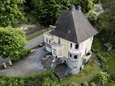 Freistehende Jugendstil-Stadtvilla mit großem Grundstück in schönster Lage!