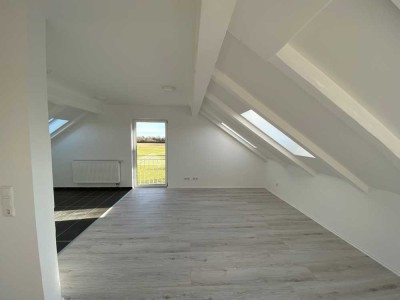 Sehr helle 2 Zimmer-Wohnung im Dachgeschoss mit eigenem Gartenanteil, Kellerabteil und Stellplatz