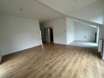 OWNR: Einziehen und Wohlfühlen – Renoviert und mit Küche!  ! DG Wohnung mit großem Balkon !
