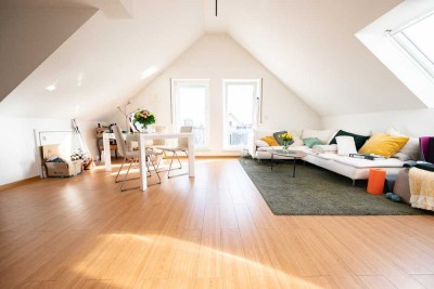 Hell, modern, gemütlich: 2 Zimmer-Dachgeschoss-Wohnung mit großem Balkon und Stellplatz