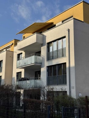Helle großzügige 3,5 Zimmerwohnung mit zwei großen Terrassen und kleinen Wiesen