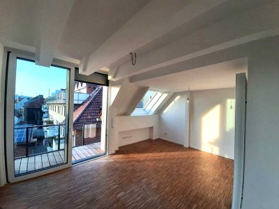 Erstbezug nach Sanierung mit Balkon und Einbauküche: Stilvolle, zentrale 3-Raum-Maisonette-Wohnung