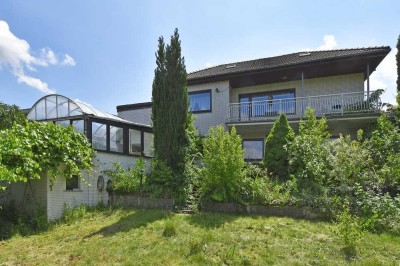 Reizvolle Walmdach-Villa mit Gartengeschoss und lichter Schwimmhalle sowie unverbaubarem Blick