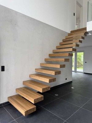 Luxuriöse Stadtvilla mit moderner Kragarmtreppe und offener Galerie – sofort bezugsfertig