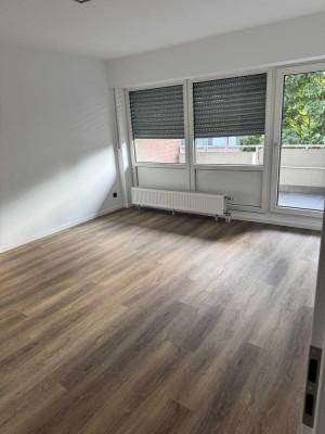 1 Zimmer mit Balkon in einer frisch renovierten WG 2-Zimmer-Wohnung