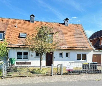 Provisionsfrei! Schöne DHH. Parkähnliches Grundstück m. Wirtschaftsgebäude