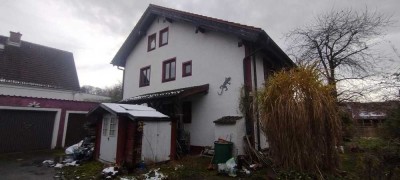Großes Haus mit 12 Zimmern mit eingewachsen Garten im nördlichen Chiemgau
