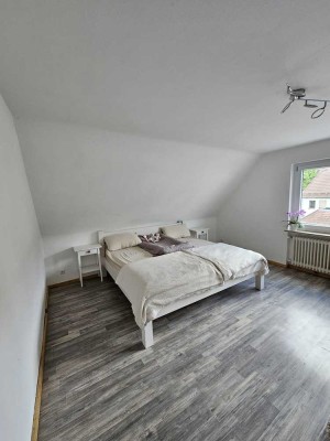 3,5-Zimmer-Wohnung mit großer Nutzfläche, Einbauküche & Stellplatz – ab Juni frei