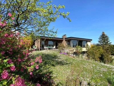 Residenz mit unschlagbarer Aussicht, traumhaftem Grundstück, viel  Wohnfläche und Wellnessbereich.