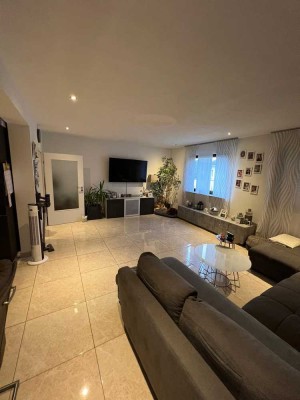 Sanierte Erdgeschosswohnung mit vier Zimmern sowie Balkon und EBK in 78532