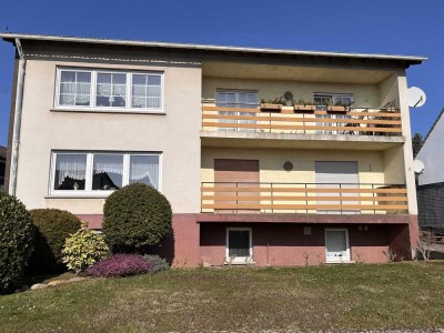 Großzügiges Zweifamilienhaus mit Garten, Innenhof & 3 Garagen – Perfekt für Familien