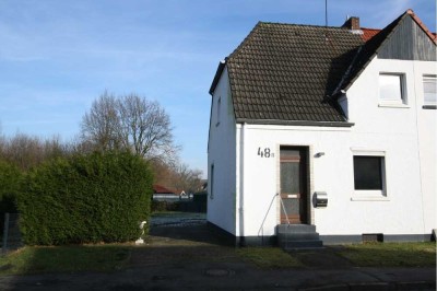 EINFAMILIENHAUS MIT TERRASSE - STELLPLÄTZE - GROSSER GARTEN VON DER STRASSE ZUGÄNGLICH