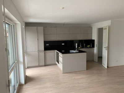 Top moderne 3-Zimmer-Wohnung nahe BMW, EBK und 2 Balkonen und 2 Garagen