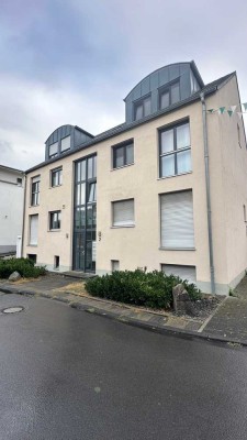 Schöne drei-vier Zimmer Maisonettewohnung mit Garage