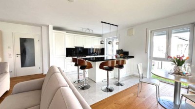Sehr schöne, hochwertige 3 ZKB, tolle EBK, großer Balkon, Echtholzparkett, TG, IN-Nord, ruhige Lage