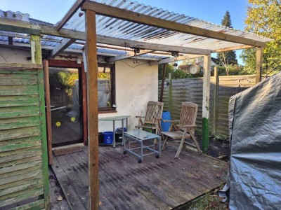 Gartenhaus mit überdachter Terasse und Garten