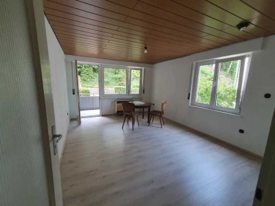 Helle 2,5-Zimmer-Wohnung mit Balkon, 2 Garagen mit einem Stellplatz und guter Lage in Ludwigsburg