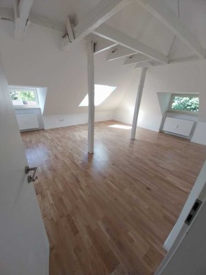 Komplett neu renovierte 3-Raum-Dachgeschosswohnung mitten im Westend von Frankfurt am Main