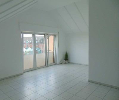 Elegante 2-Zimmer-Dachgeschosswohnung mit sehr hohen Decken in der Fußgängerzone Pulheims