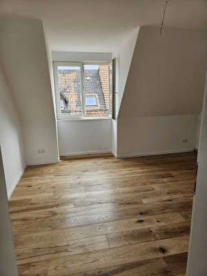 Badewanne unter Himmelszelt:  Erstbezug: 2-Zimmer Dachgeschoss mit Parkett, Cabrio-Fenster, Wanne