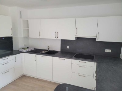 Schöne 3-Zimmer-Wohnung mit geh. Innenausstattung mit Balkon und offener Küche