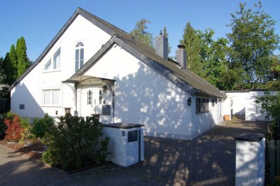 Luxuriöses, freistehendes Einfamilienhaus mit Einliegerwohnung, riesigem Garten und Top-Lage!