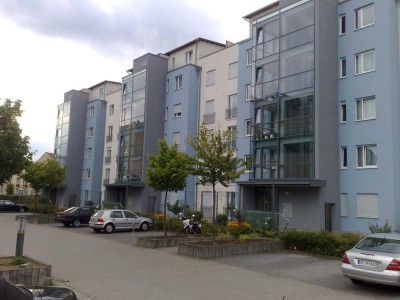 Helle, freundliche 3-Raum-Wohnung mit EBK und 2 PKW Stellplätzen in Offenbach am Main